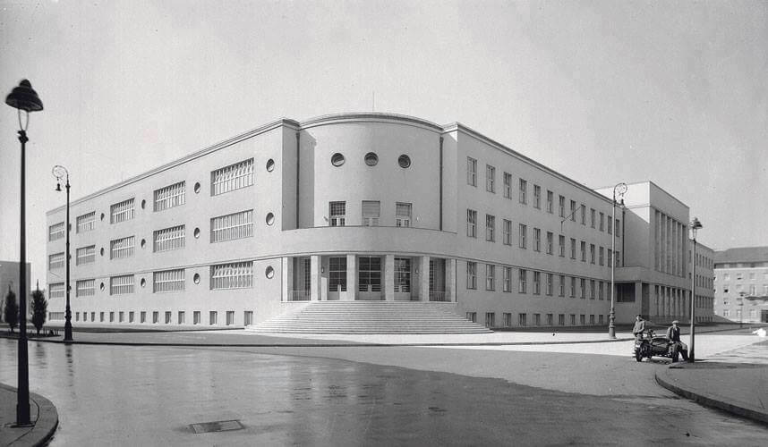 Povijesna arhitektonska fotografija zgrade i ulice